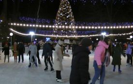 Зимова ковзанка і гірка в Центральному парку. Порівнюємо ціни у Вінниці та в інших містах