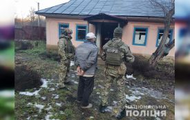 У будинок, де спали четверо дітей, увірвався чоловік з рушницею та почав стріляти