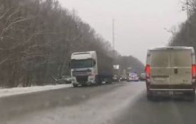 Затор, слизька дорога та 12 побитих машин. На окружній сталося чотири ДТП