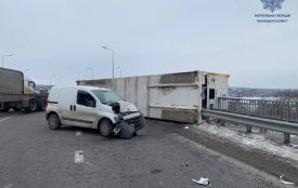 ДТП на Немирівському шосе. Контейнер зірвався з фури та влетів у легковик (ВІДЕО)