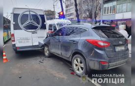 Смерть за кермом. На Театральній водій Hyundai зіткнувся з маршруткою