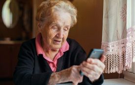 Смартфони за вакцину. Скільки треба грошей, щоб купити телефони всім вінницьким пенсіонерам