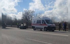Водій Toyota «підрізав» бус, через що третій автомобіль Skoda перекинувся і проїхався на даху