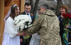 «Рішення взяти шлюб виникло спонтанно». У Вінниці побралися майбутні військові медики