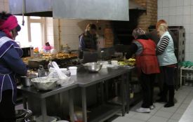 «Ми в них вкладаємо свою любов». Як вінничанки печуть пироги для наших бійців