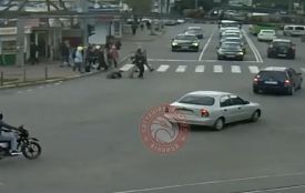 На Пирогова чоловік на самокаті збив жінку та втік з місця події. ВІДЕО