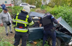 З потрощеного «ВАЗу» рятувальники дістали трьох дорослих та однорічну дитину