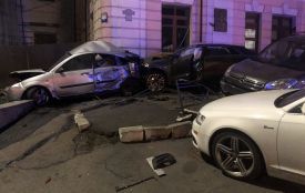 Водій втратив свідомість? Дізнались деталі ДТП, де Audi пошкодила кілька авто, паркан і школу