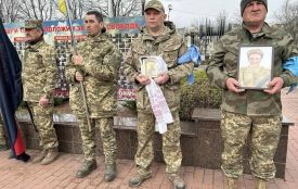 У Ладижині на колінах прощалися з гранатометником Андрієм Ковалем