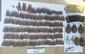 Понад 300 набоїв, два магазини до автомата, 5 гранат та 4 запали до них знайшли у жінки на горищі