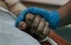 Якщо ви знаєте, що ваш знайомий лежить в лікарні, допомагайте йому. Що нести пораненому?