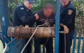 У Ямполі до 15-метрового колодязя впав чоловік. Потерпілого діставали рятувальники