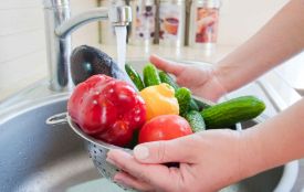 Чи можна мити овочі та фрукти мийними засобами? Відповідає лікар