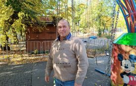 Зношує по три пари взуття за сезон. Як «дядя Толя» зробив щасливими 400 тисяч дітей