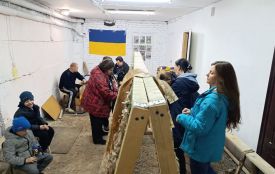 Як прості люди наближають перемогу: 52 сітки сплели мешканці будинку по вулиці Дубовецька