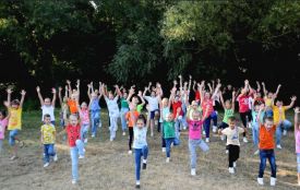 Танці на стадіоні. Як переселенка з Бахмута відволікає від війни 
жителів села