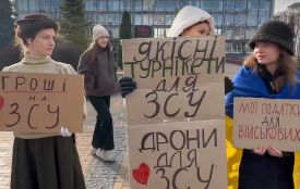 «Наші податки — на ЗСУ»: вінничани вийшли на мирну акцію протесту до стін міськради