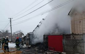 В Агрономічному горів гараж з автівкою, існувала загроза перекидання полум'я на будинок