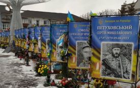 «І це не кримінал?» У Жмеринці вкрали сто троянд, які вдова з сином залишила у пам’ять про чоловіка