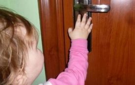 Поліцейський з Гайсина врятував півторарічну дівчинку, яка випадково зачинилася в будинку