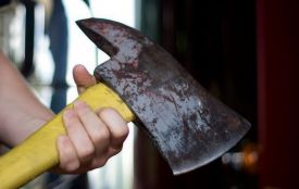 У Вінниці чоловік з сокирою накинувся на контролера обленерго