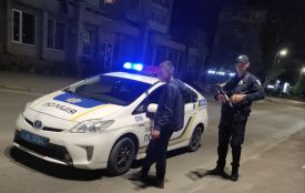 Нічний дебош у Вінниці: п'яні хулігани розбили вікно та шуміли у під'їзді