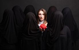 Це буде дотик до душі! Вистава-містерія «Червона нитка» у неділю у Вінниці вразить метафорами і незламністю жінок
