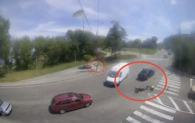 У Вінниці велосипедист, який віз доставку, в'їхав у BMW