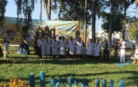 Тризуб із 15-ти тисяч колосків виготовили до свята у селі з символічною назвою — Мирне