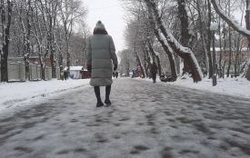 Зимове питання: хто має прибирати сніг та посипати дороги у вашому дворі?