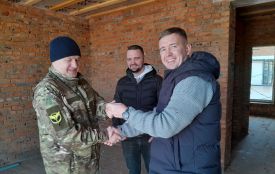 «Не вірив, поки не отримав ключі». Хто підтримає акцію «Подаруй квартиру військовому»?