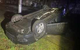 На Пирогова водій Mitsubishi влетів в бордюр і перекинувся на дах на трамвайних коліях