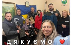 «Океан Ельзи» передав  диски, Олег Скрипка — вино: як волонтери з Піщанки отримали подарунки?