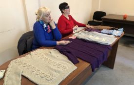 На засіданні жіночого клубу йшлося, що плетіння спицями потрібно не лише для економії