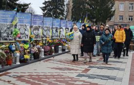 «Суддя просив не чинити самосуд»: приїхала з Києва у Жмеринку і викрала квіти з Алеї Героїв