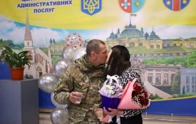 Кохання під час війни: у Жмеринському ЦНАПі військовий першим зареєстрував шлюб