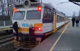 Двоє зачеперів влаштували небезпечну розвагу. В Укрзалізниці нагадали про можливі наслідки