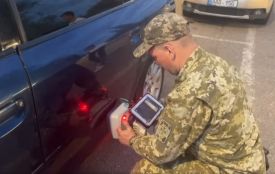 Ховав у шпаринах дверей автівки: на кордоні затримали молдованина з контрабандою для вейпів