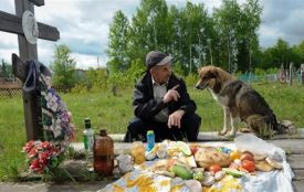 Чи варто приносити їжу на кладовище: розповідає священник
