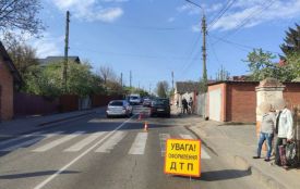 На пішохідному переході у Вінниці водій Renault наїхав на жінку