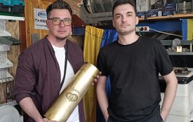 «Я вже не думав про заробіток»: як вінничанин створює лоти для зборів і пам’ятки для військових