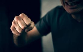 На Вінниччині чоловік бив дитину об двері і совком. За це отримав громадські роботи