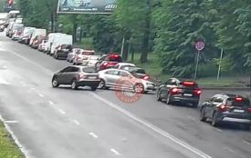 На Хмельницькому шосе зіткнулися Volkswagen та Nissan. ВІДЕО