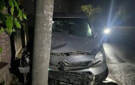 На вулиці Костомарова Citroen врізався у стовп. Постраждав пасажир