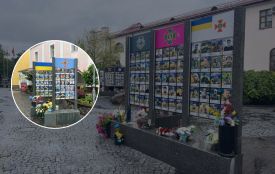 На Стіні пам'яті 860 імен загиблих на війні вінничан. Меморіал простягається тепер з обох боків площі