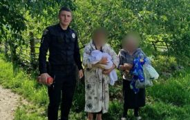 Коп врятував матір з немовлям з будинку, де після вибуху газу сталася пожежа