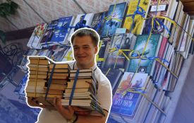 Замість московських — українські: як у техколеджі передали 300 книжок для військових
