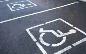 Штрафи та QR-коди: посилять відповідальність за паркування на місцях для людей з інвалідністю