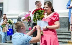 Поліцейський зробив пропозицію випускниці просто на сцені медуніверситету