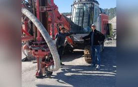 У сервісному центрі Вінниці вперше зареєстрували гірничого велетня. Спецтехніка отримала номер 00001